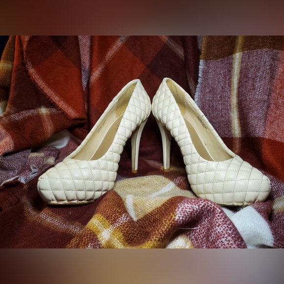 Vintage Cream Color Quilted Vegan Leather Pumps. 4.5" Heel. Size 8 - Picture 3 of 16